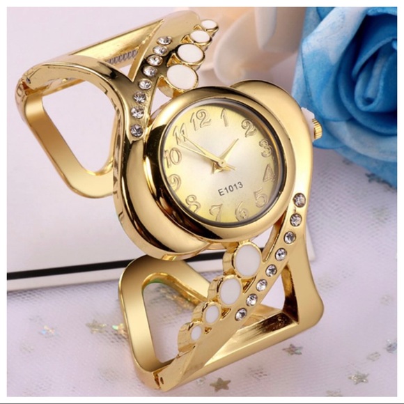 Boho Chic Diamond Bangle Hand Hollow
Quartz Watch (Golden) - Picture 4 of 5